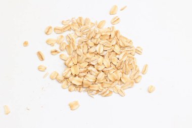 Beyaz arka planda yulaf ezmesi manzarası, yulaf ezmesi kahvaltısı. 