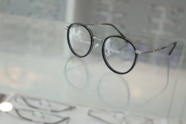 Masadaki bardakların yakınlaştırılması 