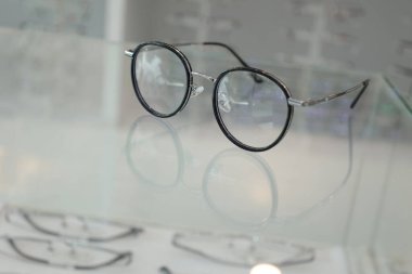 Masadaki bardakların yakınlaştırılması 