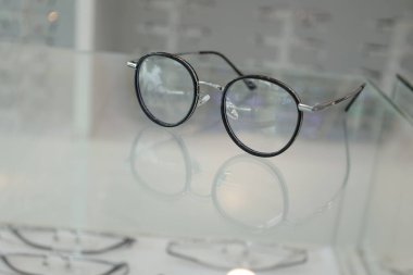 Masadaki bardakların yakınlaştırılması 