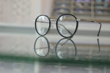 Masadaki bardakların yakınlaştırılması 