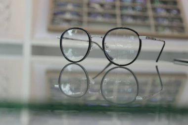 Masadaki bardakların yakınlaştırılması 