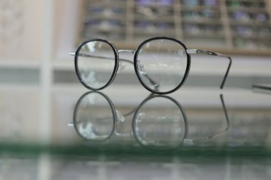 Masadaki bardakların yakınlaştırılması 