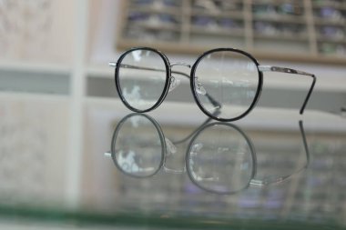 Masadaki bardakların yakınlaştırılması 