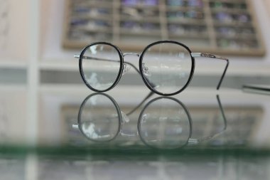 Masadaki bardakların yakınlaştırılması 