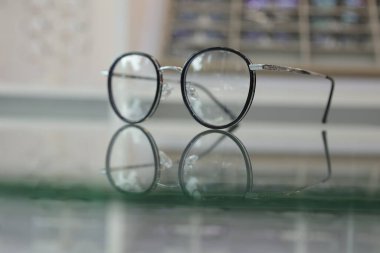 Masadaki bardakların yakınlaştırılması 