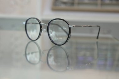 Masadaki bardakların yakınlaştırılması 