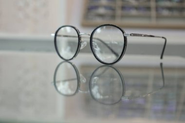 Masadaki bardakların yakınlaştırılması 