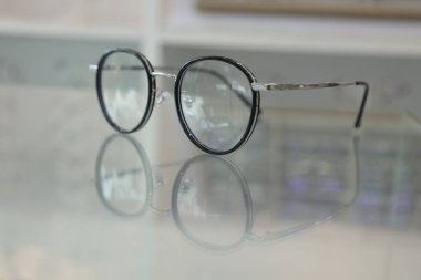 Masadaki bardakların yakınlaştırılması 