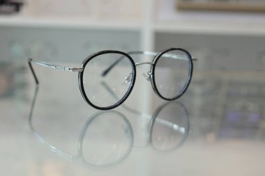 Masadaki bardakların yakınlaştırılması 