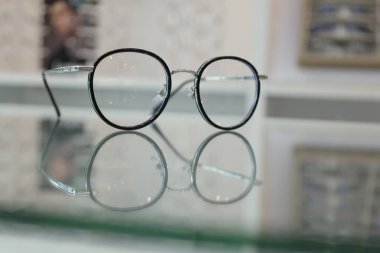 Masadaki bardakların yakınlaştırılması 