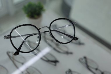 Masadaki bardakların yakınlaştırılması 