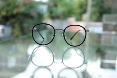 Masadaki bardakların yakınlaştırılması 