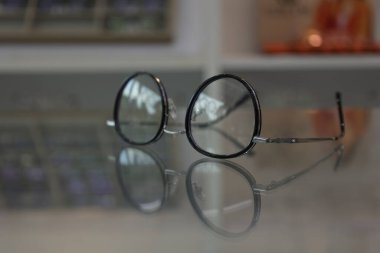 Masadaki bardakların yakınlaştırılması 