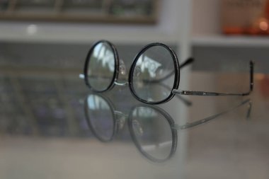 Masadaki bardakların yakınlaştırılması 