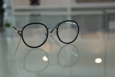 Masadaki bardakların yakınlaştırılması 