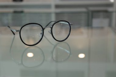 Masadaki bardakların yakınlaştırılması 