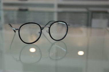 Masadaki bardakların yakınlaştırılması 