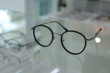 Masadaki bardakların yakınlaştırılması 