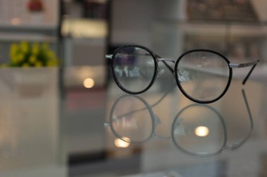 Masadaki bardakların yakınlaştırılması 