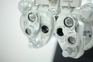 Göz testi için Phoropter, optik mağazada göz kontrolü için lens.