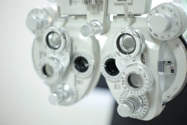 Göz testi için Phoropter, optik mağazada göz kontrolü için lens.