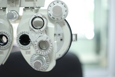 Göz testi için Phoropter, optik mağazada göz kontrolü için lens.