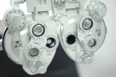 Göz testi için Phoropter, optik mağazada göz kontrolü için lens.