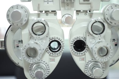 Göz testi için Phoropter, optik mağazada göz kontrolü için lens.