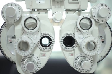 Göz testi için Phoropter, optik mağazada göz kontrolü için lens.