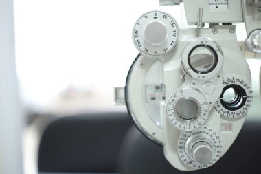 Göz testi için Phoropter, optik mağazada göz kontrolü için lens.
