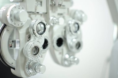 Göz testi için Phoropter, optik mağazada göz kontrolü için lens.