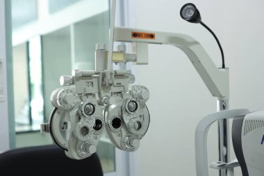 Göz testi için Phoropter, optik mağazada göz kontrolü için lens.
