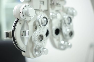 Göz testi için Phoropter, optik mağazada göz kontrolü için lens.