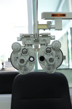 Göz testi için Phoropter, optik mağazada göz kontrolü için lens.