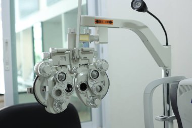Göz testi için Phoropter, optik mağazada göz kontrolü için lens.