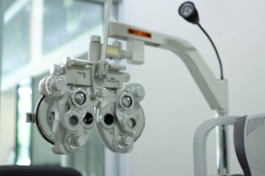 Göz testi için Phoropter, optik mağazada göz kontrolü için lens.
