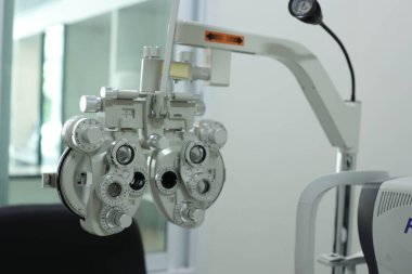 Göz testi için Phoropter, optik mağazada göz kontrolü için lens.
