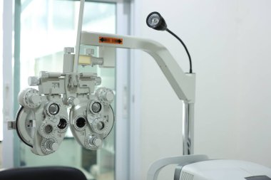 Göz testi için Phoropter, optik mağazada göz kontrolü için lens.