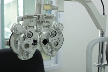 Göz testi için Phoropter, optik mağazada göz kontrolü için lens.