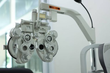 Göz testi için Phoropter, optik mağazada göz kontrolü için lens.