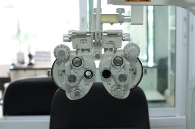 Göz testi için Phoropter, optik mağazada göz kontrolü için lens.