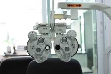 Göz testi için Phoropter, optik mağazada göz kontrolü için lens.