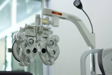 Göz testi için Phoropter, optik mağazada göz kontrolü için lens.