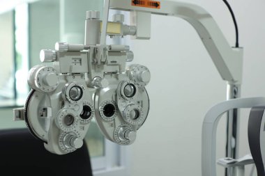 Göz testi için Phoropter, optik mağazada göz kontrolü için lens.
