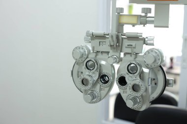 Göz testi için Phoropter, optik mağazada göz kontrolü için lens.