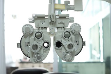 Göz testi için Phoropter, optik mağazada göz kontrolü için lens.