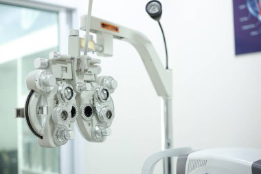 Göz testi için Phoropter, optik mağazada göz kontrolü için lens.