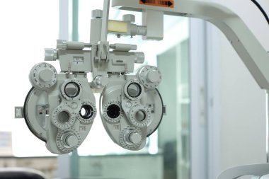 Göz testi için Phoropter, optik mağazada göz kontrolü için lens.