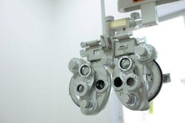 Göz testi için Phoropter, optik mağazada göz kontrolü için lens.